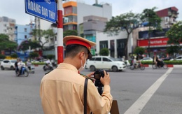CSGT đặt máy ghi hình, nhiều tài xế xe máy vượt đèn đỏ, đi lên vỉa hè bị phạt nguội