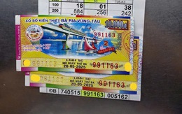 Trúng độc đắc 4 tỷ đồng, người đàn ông ở TP.HCM hậu tạ người bán số tiền "khủng" Trúng độc đắc 4 tỷ đồng, người đàn ông ở TP.HCM hậu tạ người bán số tiền "khủng"