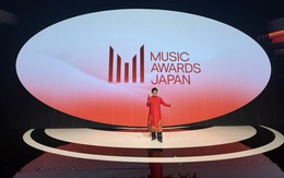 Nam ca sĩ Việt xúc động nhận Giải thưởng Đặc biệt quốc tế, làm 1 điều bất ngờ ngay tại lễ trao giải danh giá của Nhật Bản
