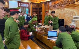 Choáng với số tiền giao dịch trong đường dây của “trùm cuối” giấu mặt, thường chỉ có vài tờ 2 nghìn trong túi Choáng với số tiền giao dịch trong đường dây của “trùm cuối” giấu mặt, thường chỉ có vài tờ 2 nghìn trong túi