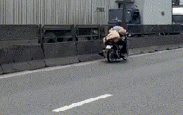 Chuyển cơ quan điều tra vụ CSGT bám vào yên xe máy một người đàn ông ở TP HCM