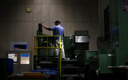 Ngành công nghiệp then chốt của nền kinh tế lớn thứ 4 thế giới rơi vào cảnh điêu đứng vì "cú sốc 25%", đến Thủ tướng nước này cũng phải lên tiếng về cái gọi là "cuộc khủng hoảng quốc gia"