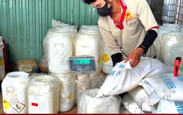 Đột kích xưởng phân bón lậu ở Đồng Nai, đóng gói bằng nguyên liệu Trung Quốc