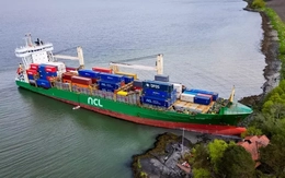 Tàu container khổng lồ mắc cạn ngay trước cửa nhà dân