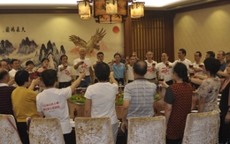 Đi họp lớp sau 20 năm, lớp trưởng âm thầm thanh toán hóa đơn rồi ra về, nửa đêm nhận được 35 triệu chuyển khoản mà bật khóc