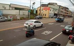 Đang đi cùng con trai, cụ bà sốc nặng khi phát hiện cọc tiền lớn trên đường