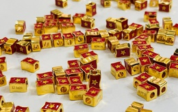 Người dân săn tìm Charm vàng 18k - Trang sức hình lá cờ Việt Nam dịp 2/9