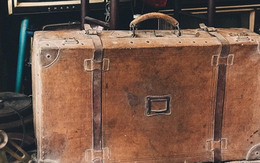 Mua vali cũ, người đàn ông "sốc nặng" khi nhìn thấy thứ bên trong