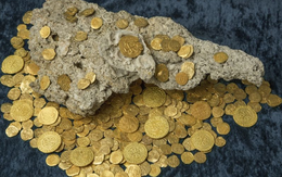 Phát hiện 239 miếng vàng trị giá 8,8 tỷ đồng trong vách tường