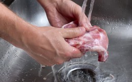 Thịt, cá mua từ siêu thị về có cần rửa lại không? Chuyên gia cảnh báo