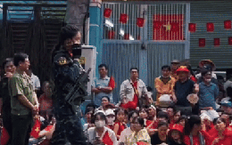 Nữ chiến sĩ biệt động đi ngang qua camera khiến hàng triệu người phải xem lại clip 10 lần dù không thấy mặt Nữ chiến sĩ biệt động đi ngang qua camera khiến hàng triệu người phải xem lại clip 10 lần dù không thấy mặt