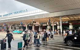 Sân bay Tân Sơn Nhất đông nghẹt, giá vé máy bay trở lại TP HCM đang tăng