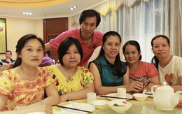 Đi họp lớp, bạn học nghèo bị chê cười vì mặc áo quê mùa: Lúc cô cởi áo ra, cả lớp liền bật khóc