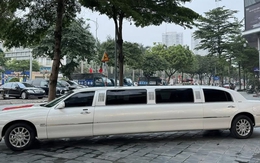 Lincoln Limousine hiếm link 789bet lại giá 1,2 tỷ: Giá ngang Camry mới, dài gần gấp đôi C-Class, có ghế sofa, quầy bar 'sang chảnh'