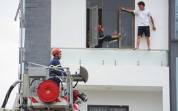 Hành động lạ của nam thanh niên trên lan can tầng 4 nhà nghỉ