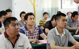 Ban đại diện phụ huynh ở TP.HCM đề nghị đóng tiền liên hoan, thầy giáo nói câu bất ngờ: 30 năm mới nghe lần đầu!