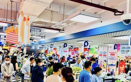 TTTM đông nghịt, hàng ăn hầu như không còn chỗ trống
