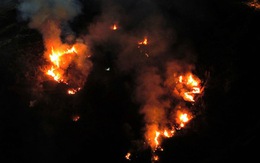 Cháy lớn bãi cỏ rộng ở TP Thủ Đức, đe dọa nhiều sân bóng nhân tạo