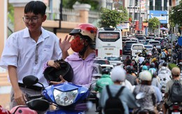 Sáng đầu tuần sau kỳ nghỉ 5 ngày: Người người hân hoan đi làm, đi học trở lại!