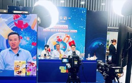Khi ông chủ livestream bán hàng Khi ông chủ livestream bán hàng
