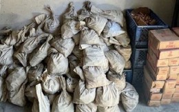 Dọn nhà cũ, cặp vợ chồng sốc nặng khi phát hiện hàng chục bao tải tiền