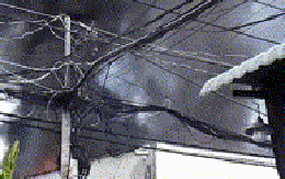 Lửa bao trùm vựa ve chai ở TP Thủ Đức