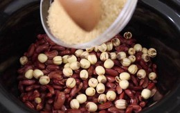 Cứ sang hè mẹ lại nấu cháo đậu đen kèm hạt sen giục con ăn, 30 năm sau tôi mới xúc động hiểu tại sao Cứ sang hè mẹ lại nấu cháo đậu đen kèm hạt sen giục con ăn, 30 năm sau tôi mới xúc động hiểu tại sao