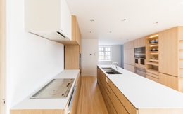 Sự quyến rũ tinh tế của mặt đá bếp trắng từ Yoshimoto Nhật Bản