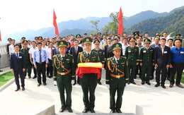 Lễ thượng cờ và gắn biển công trình Cột cờ A Pa Chải