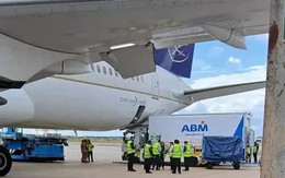 Máy bay bị xe tải đâm thủng bụng, lỗi khó tin của tài xế