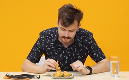 Khách Nga thốt lên “trời đất ơi” ngay khi nhìn thấy 1 món ăn vặt của Việt Nam, nếm 1 miếng liền bỏ cuộc