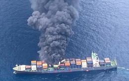 Tàu hàng bốc cháy ở Ấn Độ, nhiều người nhảy xuống biển