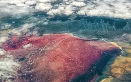 Kỳ lạ: Hồ nước đỏ như máu, biến động vật thành 'đá'