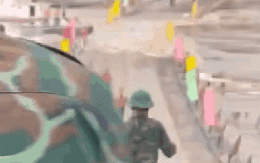 VIDEO: Quân đội "cắt" cầu phao Phong Châu khẩn cấp