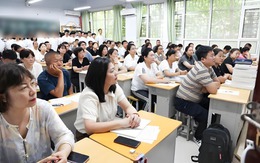 Con học kém nhất lớp nhưng bố lại được cô giáo mời lên phát biểu: Các phụ huynh khác đang bức xúc, bỗng đồng loạt vỗ tay khi ông nói câu này!