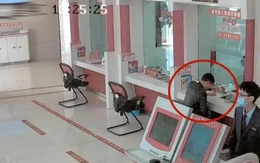 Nhận nhầm hơn 36 triệu đồng khi đi rút tiền, người đàn ông từ chối trả lại với lý do "ra khỏi quầy là hết trách nhiệm"