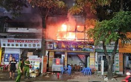 Cháy dữ dội tại quán lẩu nướng ở Hà Nội, khách bỏ chạy thoát thân