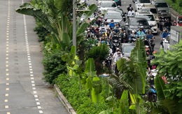 Cảnh tượng lạ tại tuyến phố ở Hà Nội: Một bên ùn tắc, một bên vắng bóng người Cảnh tượng lạ tại tuyến phố ở Hà Nội: Một bên ùn tắc, một bên vắng bóng người