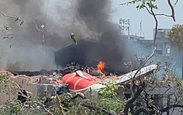 Máy bay chở 242 người rơi trúng khu lưu trú của các bác sĩ, nhân chứng cho biết thi thể và mảnh vỡ nằm ở khắp mọi nơi