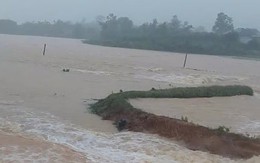 Một đoạn đập ở Quảng Bình bị vỡ, nước lũ tràn về hạ du