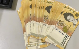 Bọc tiền 5 triệu won nằm chơ vơ ở sân bay