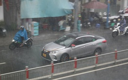 Giữa trưa, TP HCM tối sầm, mưa dông xối xả