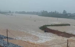 Mưa lũ tại miền Trung diễn biến phức tạp: Vỡ đập chứa 1 triệu m3 nước ở Quảng Bình Mưa lũ tại miền Trung diễn biến phức tạp: Vỡ đập chứa 1 triệu m3 nước ở Quảng Bình
