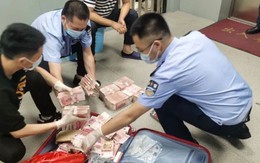 Tịch thu 8,2 tỷ đồng tiền mặt trong một công ty công nghệ, cảnh sát phải trải kín mặt bàn để kiểm kê