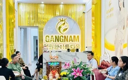 Công an kiểm tra thẩm mỹ viện căng da mặt cho khách ở gần phòng bếp