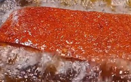 Đặc sản chờ gần 5 tiếng mới "ra lò", xưa ít người biết nay dân phố thích mê