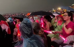 Biển người đổ về Hưng Yên ngày thứ 2, đằm trong mưa giông tầm tã