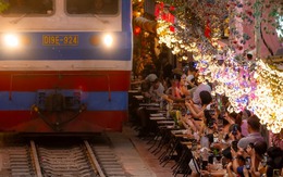 Phía sau vẻ đẹp của cà phê đường tàu ở Hà Nội: Trải nghiệm đầy rủi ro, khó xóa bỏ Phía sau vẻ đẹp của cà phê đường tàu ở Hà Nội: Trải nghiệm đầy rủi ro, khó xóa bỏ