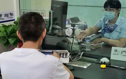 Nhận được 55 triệu đồng chuyển khoản nhầm, người đàn ông đến ngân hàng để hoàn trả thì nhận thông báo: Người này đã qua đời từ tháng trước? Nhận được 55 triệu đồng chuyển khoản nhầm, người đàn ông đến ngân hàng để hoàn trả thì nhận thông báo: Người này đã qua đời từ tháng trước?