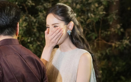 "Góc khuất" màn cầu hôn của thiếu gia có gia thế khủng với mỹ nhân 2k2: Mắc cỡ quá Hai ơi "Góc khuất" màn cầu hôn của thiếu gia có gia thế khủng với mỹ nhân 2k2: Mắc cỡ quá Hai ơi